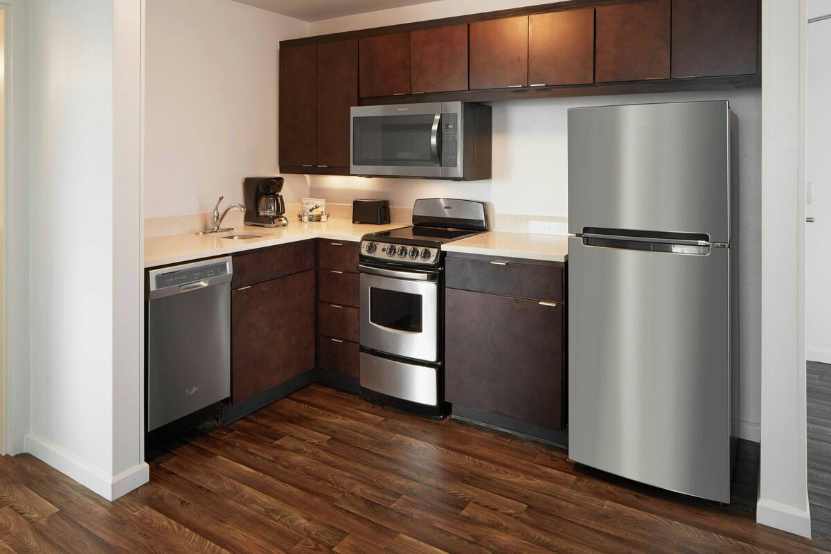 Fridge, microwave, stovetop, dishwasher