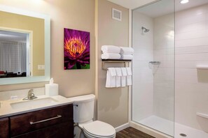 Shower, hair dryer, towels - TownePlace Suites by Marriott Fort Myers Estero (Estero)