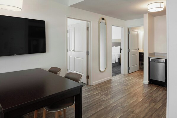 Suite, 2 soverom | Skrivebord, blendingsgardiner og strykejern/-brett