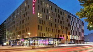 Un hotel moderno con bar y señalización de neón.