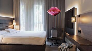 Cortinas blackout, wifi gratis y ropa de cama