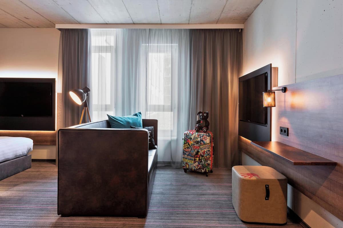 Family Room, 1 Queen Bed with Sofa bed, Non Smoking | Blackout drapes, free WiFi, bed sheets