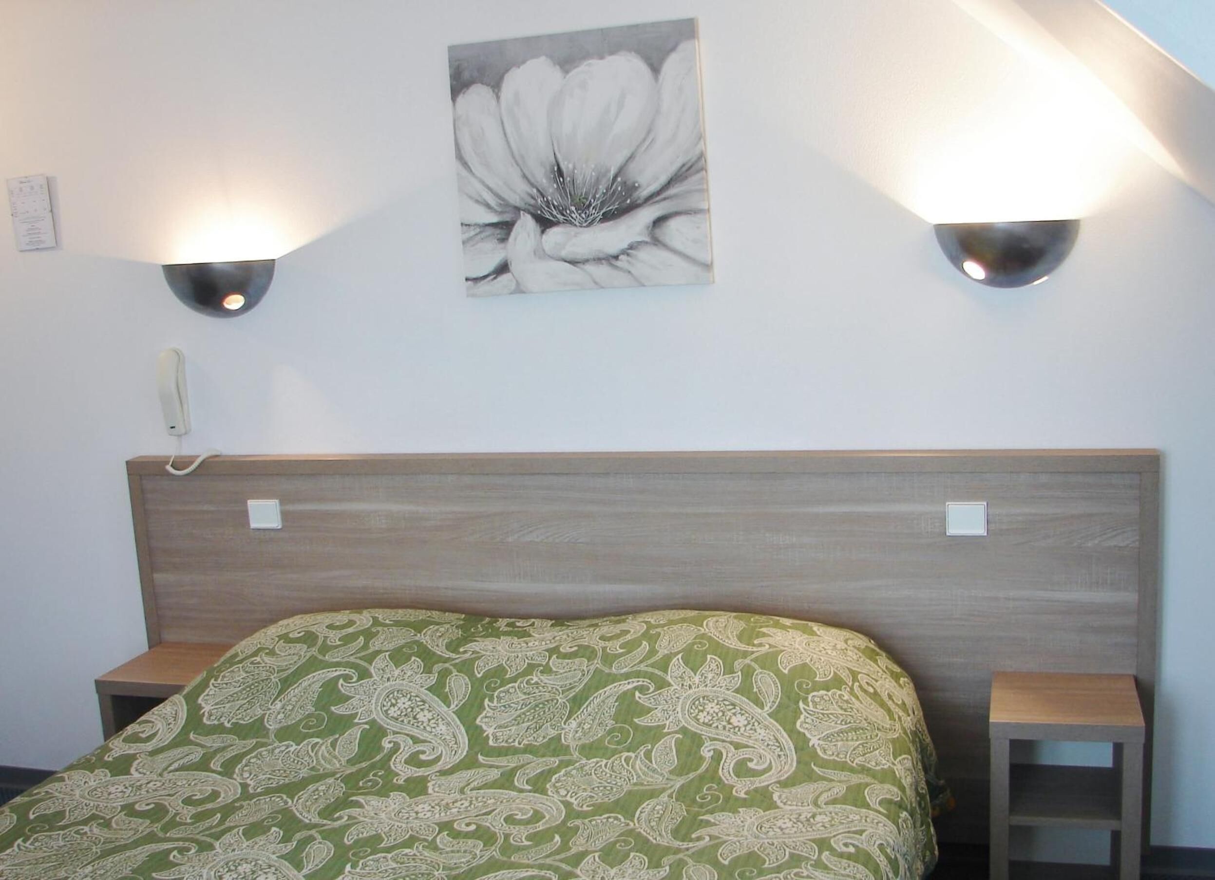 in-room safe, desk, free wifi