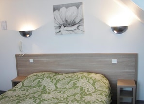 In-room safe, desk, free WiFi