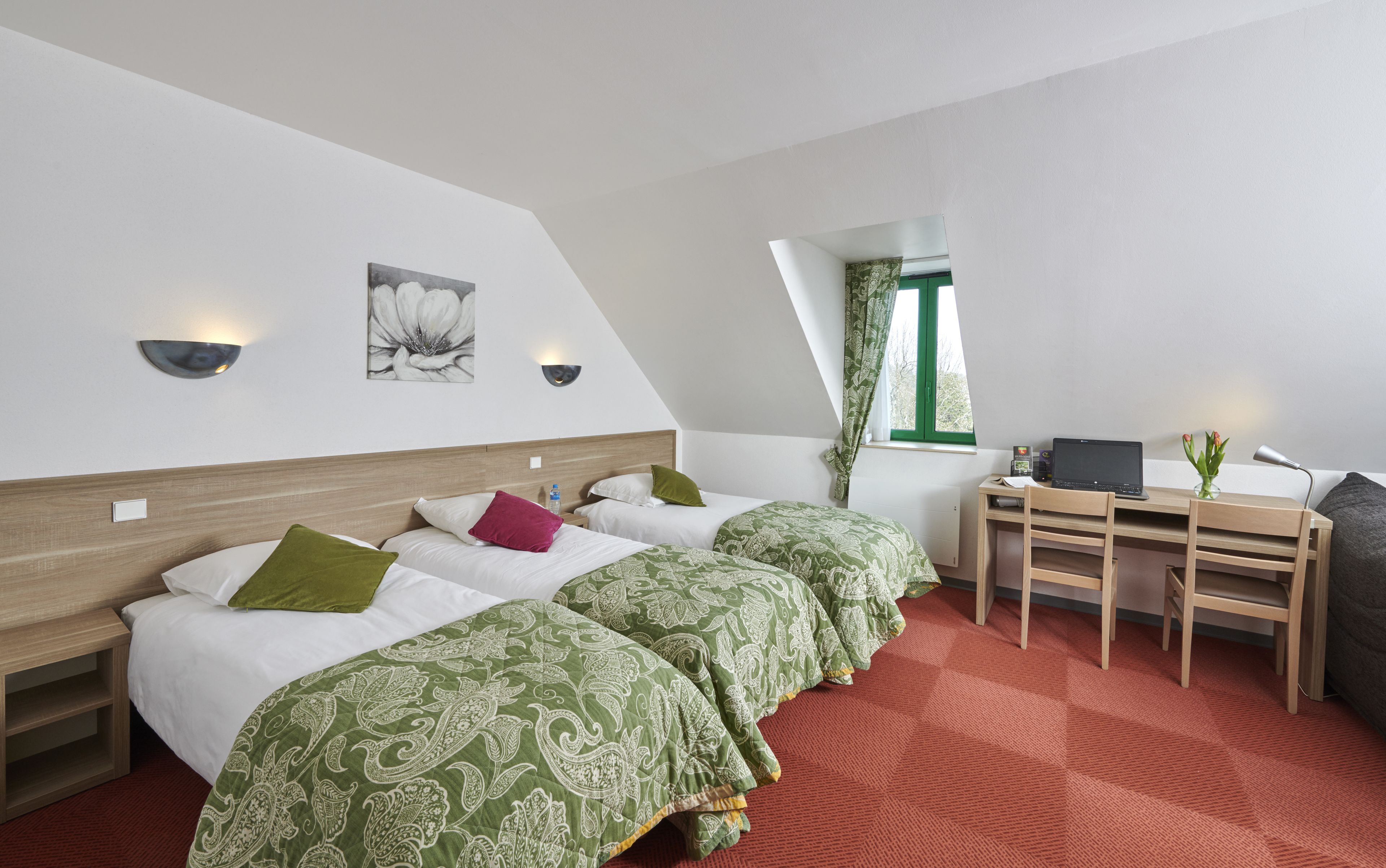 in-room safe, desk, free wifi