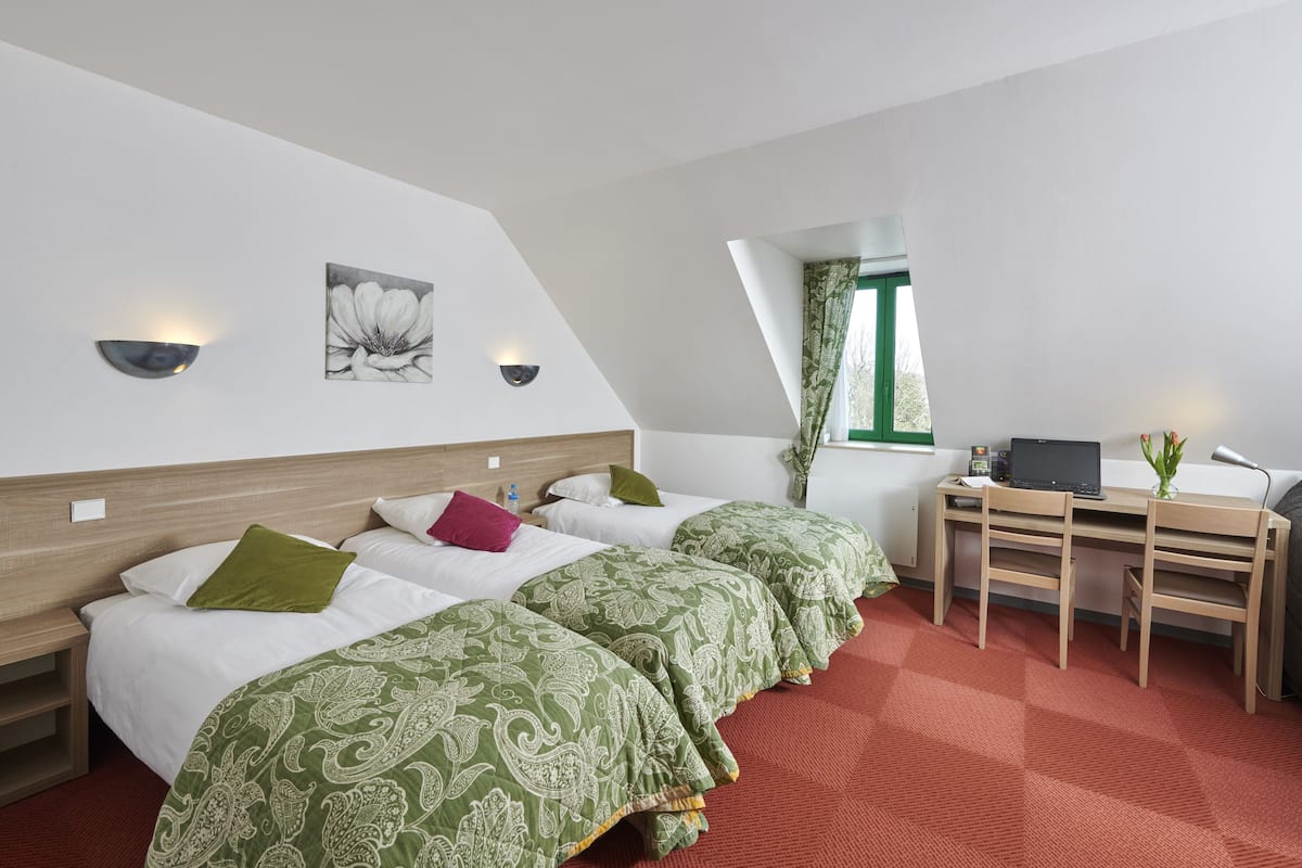 in-room safe, desk, free wifi