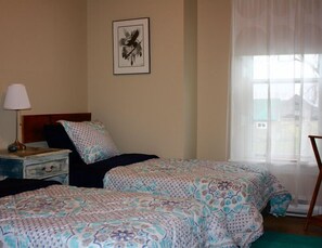 Quarto standard, 2 camas de solteiro, banheiro compartilhado (Bear's Den or Fish Bowl) | Wi-Fi de cortesia