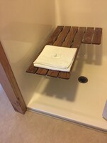 Quarto, 2 camas de casal, acessível (Room 5) | Banheiro | Chuveiro, produtos de toalete grátis, toalhas de banho 