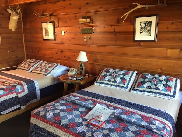 Chambre, 2 lits doubles (Room 3, Hunting Theme) | Wi-Fi gratuit, draps fournis