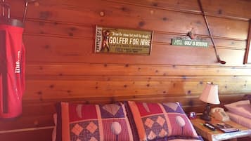 Habitación, 2 camas matrimoniales (Room 1, Golf Theme) | Wifi gratis y ropa de cama