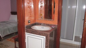 Basic Apartment | Bathroom | Shower, free toiletries, towels - Residence Malak Ikamati (Dakhla)