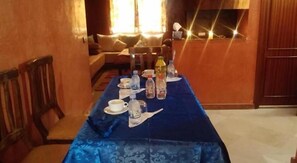 客室内のダイニングエリア