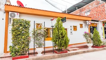 Vista frontal de la propiedad