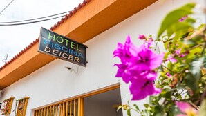 A hotel sign with the name "HOTEL MISCINA DEICER" and a balcony with yellow railings. - Hotel Villa Deicer (Villavieja)