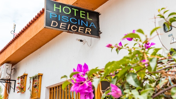 A hotel sign with the name "HOTEL PISCINA DEICER" in a foreign language. - Hotel Villa Deicer (Villavieja)