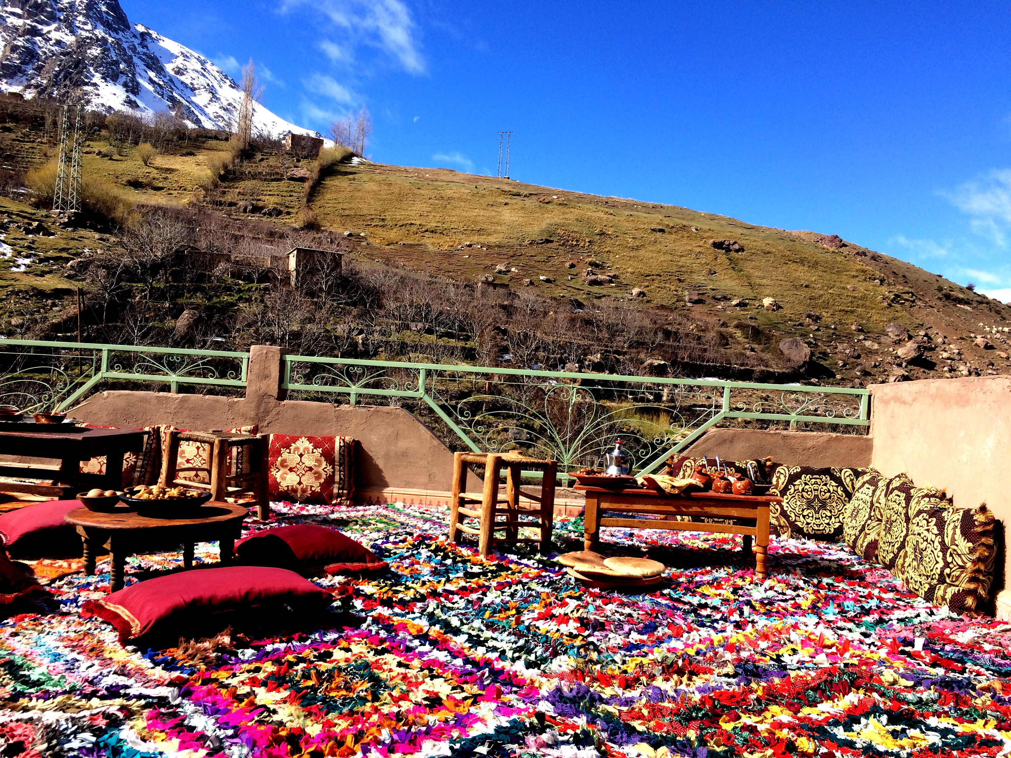 حيث تُقدم وجبات الإفطار، الغداء، العشاء، الاطباق المغربية