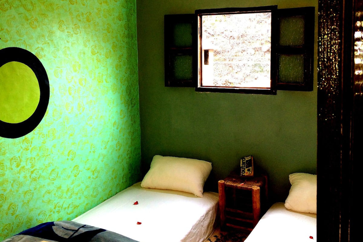 Habitación doble | Cortinas blackout y tabla de planchar con plancha