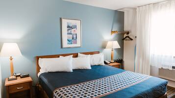 Escrivaninha, ferros/tábuas de passar roupa, berços grátis