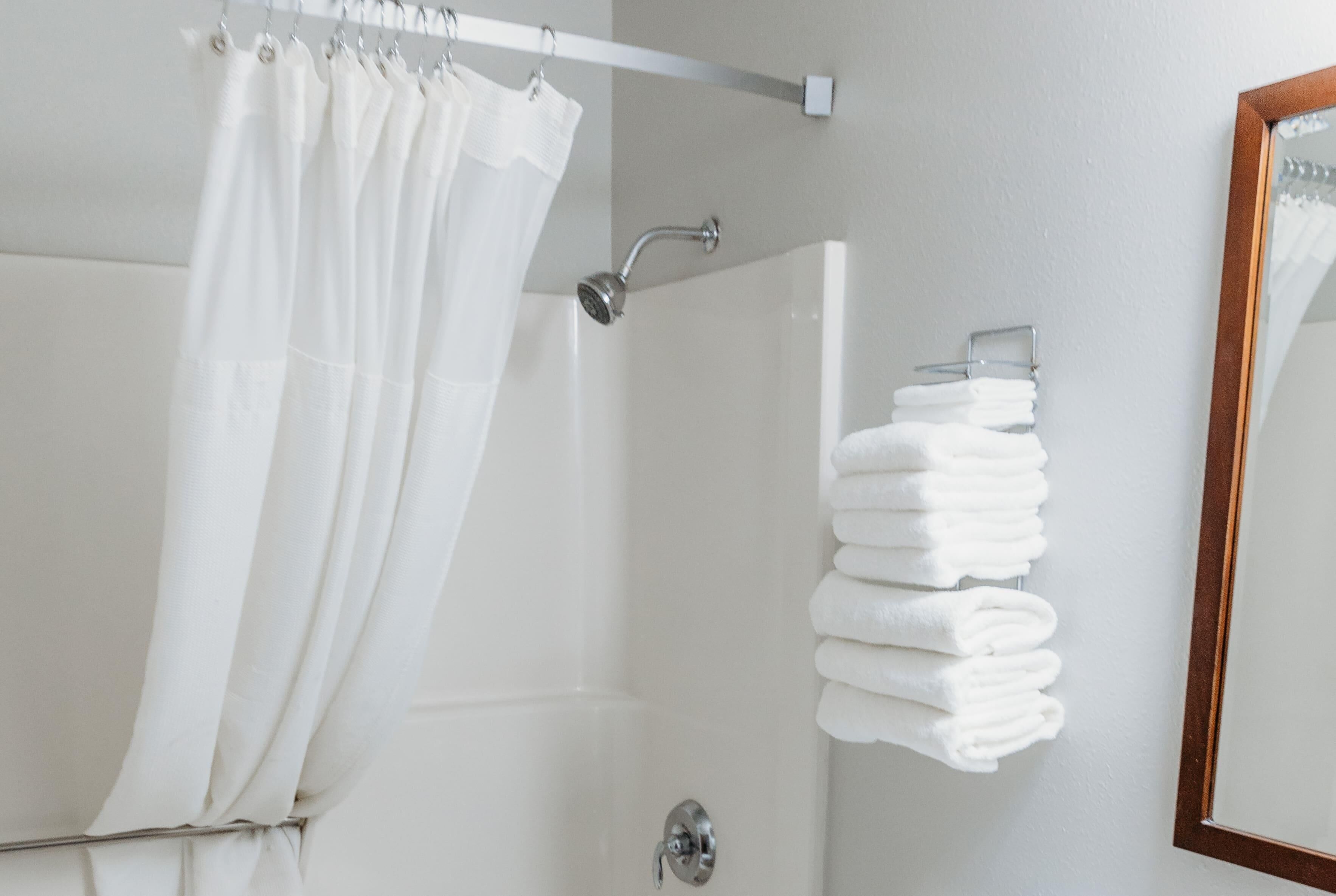 Duschwanne, kostenlose Toilettenartikel, Handtücher