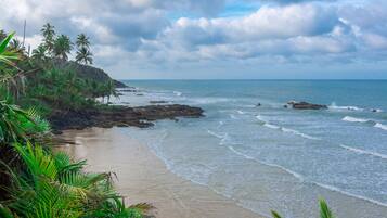 Una playa cerca, arena blanca
