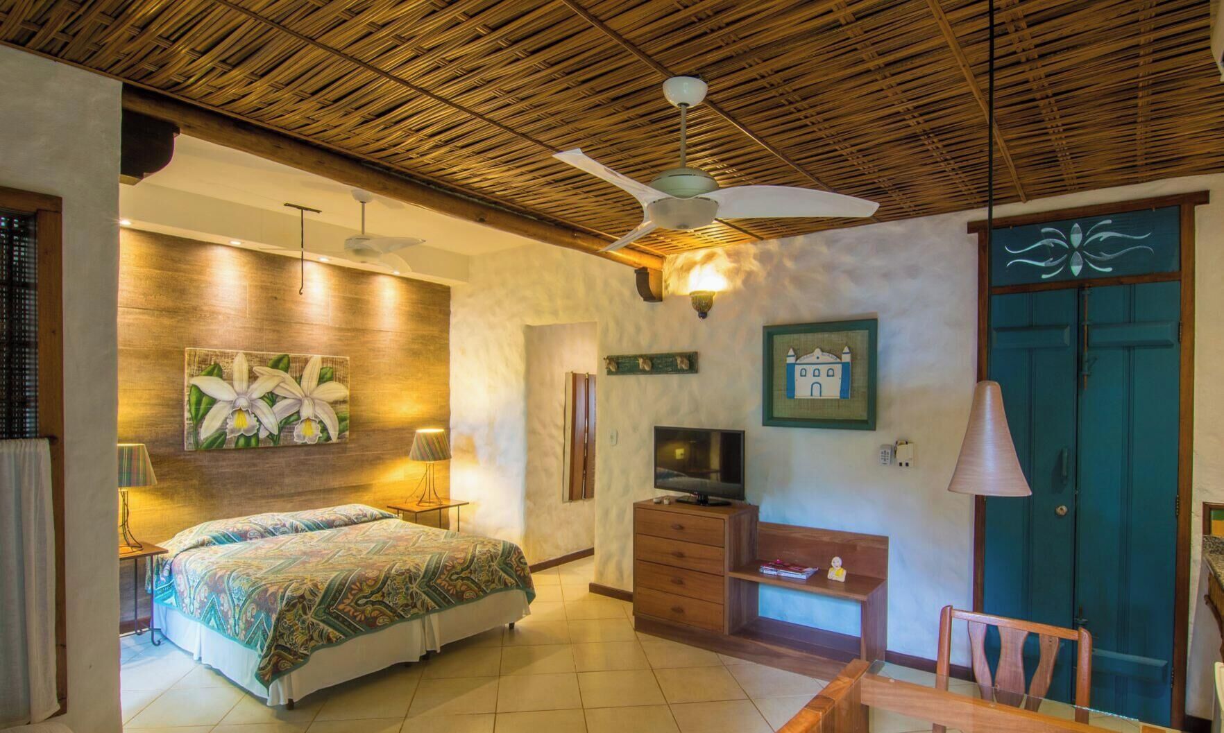 Escritorio, cortinas opacas, tabla de planchar con plancha y wifi gratis