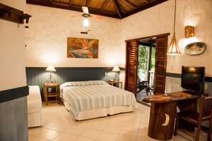 Desk, blackout curtains, iron/ironing board, free WiFi - Pousada Burundanga (Itacaré)