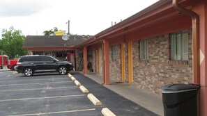 Free self-parking - Sportsman Motel (Eagle Lake)