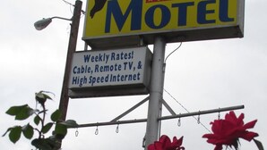 A motel sign with a phone number and services like cable, remote TV, and high-speed internet. - Sportsman Motel (Eagle Lake)