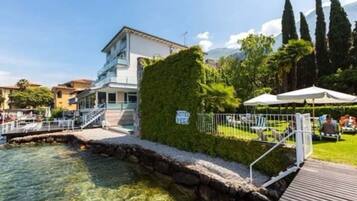 Un hôtel doté d’une piscine, d’un espace extérieur aménagé et offrant une vue sur le paysage environnant.