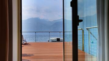 Camera con letto matrimoniale o 2 letti singoli, vista lago, al piano terra | Minibar, una cassaforte in camera, una scrivania, Wi-Fi gratuito