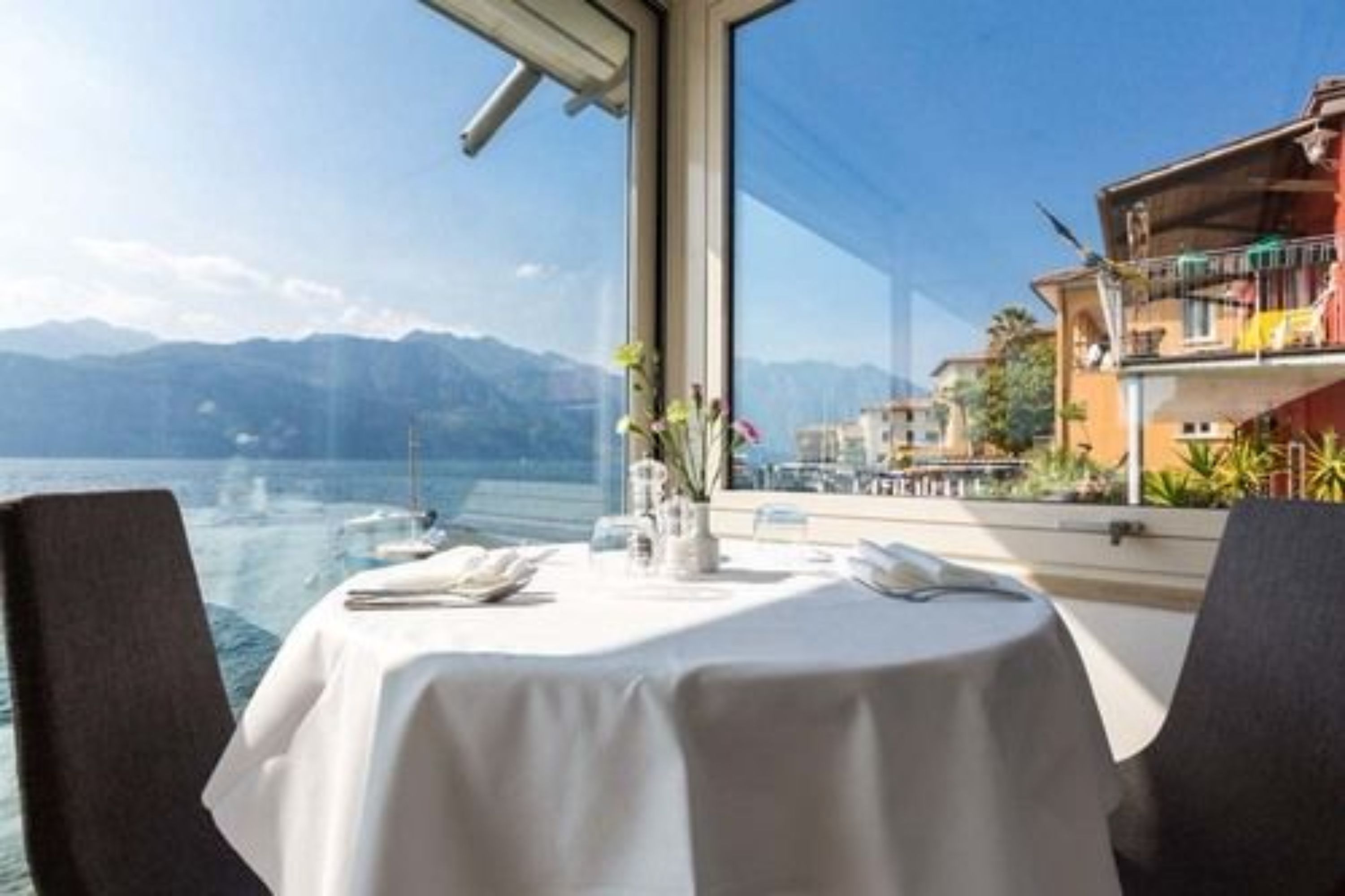 Mesa lista para comer con vistas a la montaña y al mar.
