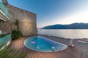 Bañera de hidromasaje al aire libre