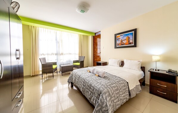 Dobbeltrom – deluxe, byutsikt | Skrivebord, strykejern/-brett, wi-fi (inkludert) og sengetøy