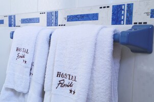 Ducha, artículos de tocador gratuitos, secador de pelo, toallas