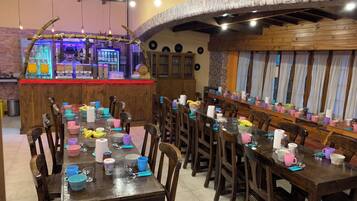 Breakfast, lunch, dinner served; international cuisine