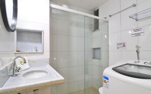 Economy-Studio, 1 Schlafzimmer, Küche, eingeschränkter Meerblick | Badezimmer | Dusche, Haartrockner, Handtücher