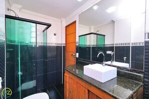 Classic Studio, 1 Bedroom, Kitchen | Bathroom | Shower, free toiletries, hair dryer, towels - MZ Apartments Prado I (Rio de Janeiro)