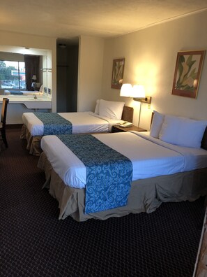 Rom – standard, 2 dobbeltsenger | Skrivebord, strykejern/-brett, wi-fi (inkludert) og sengetøy