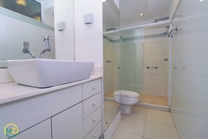 Apartamento família | Banheiro | Secador de cabelo, toalhas de banho