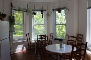 Déjeuner préparé sur commande (10.75 CAD par personne)