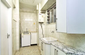 Apartamento familiar, 3 habitaciones, cocina | Cocina privada | Frigorífico, microondas, horno y placa de cocina