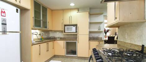 Family Apartment, 3 Bedrooms, Kitchen | Private kitchen