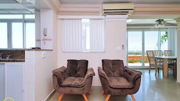 Panoramic Penthouse, 2 Bedrooms, Beach View, Beachfront | Living area