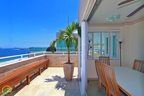 Cobertura panorâmica, 2 quartos, vista para a praia, de frente para a praia | Terraço/pátio