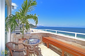 Loftsleilighet – panorama, 2 soverom, strandutsikt, ved strandkanten | Terrasse/patio