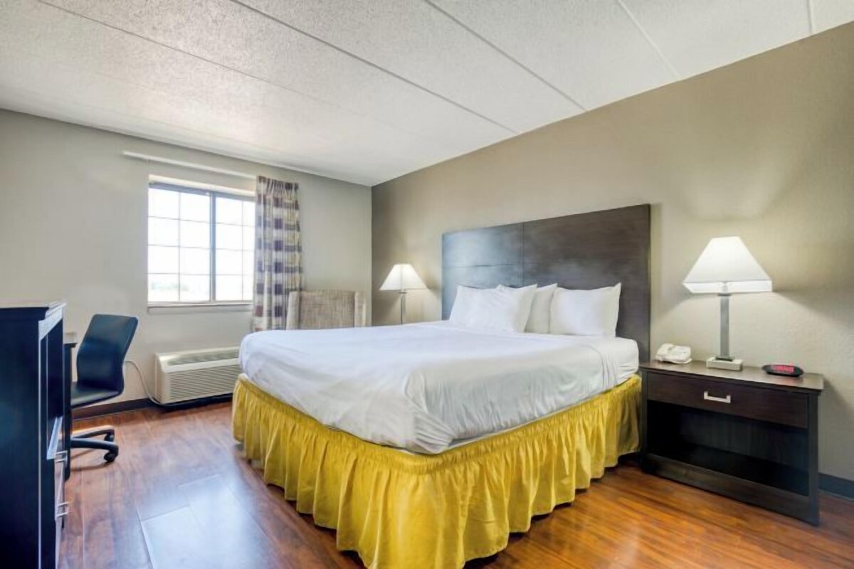 Desk, iron/ironing board, WiFi (free), bed sheets