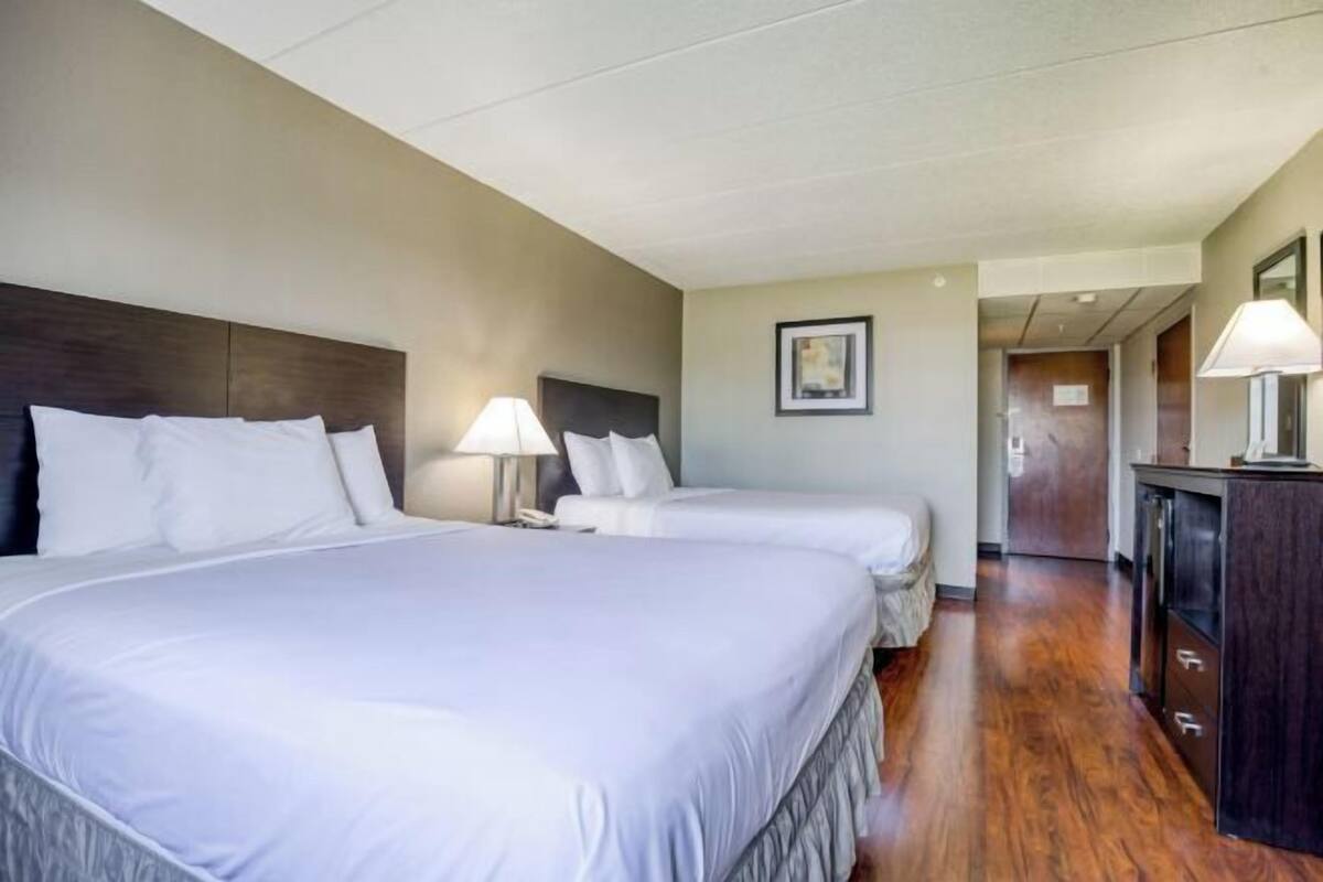 Desk, iron/ironing board, WiFi (free), bed sheets