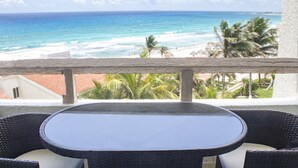 3603: Junior Suite, Multiple Beds, Sea View, Oceanfront  | Balcón