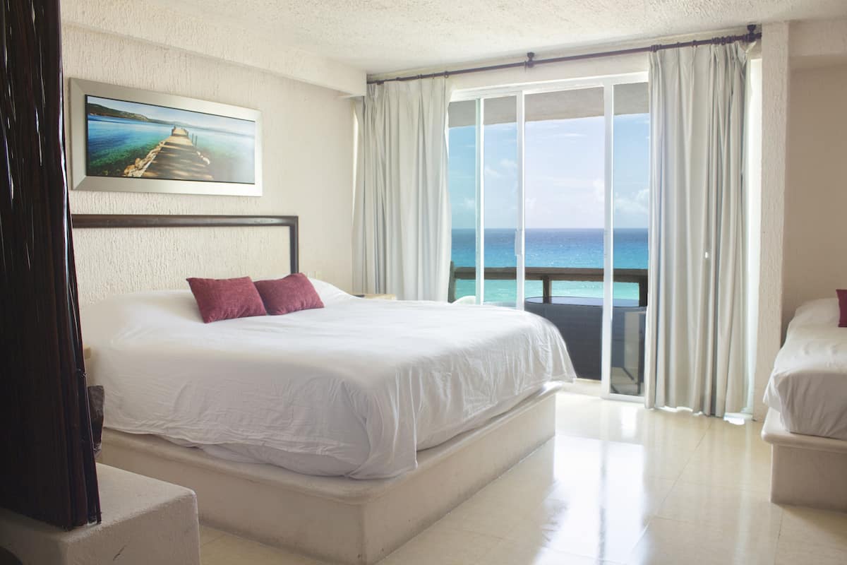 Minibar, decoración personalizada y cortinas blackout