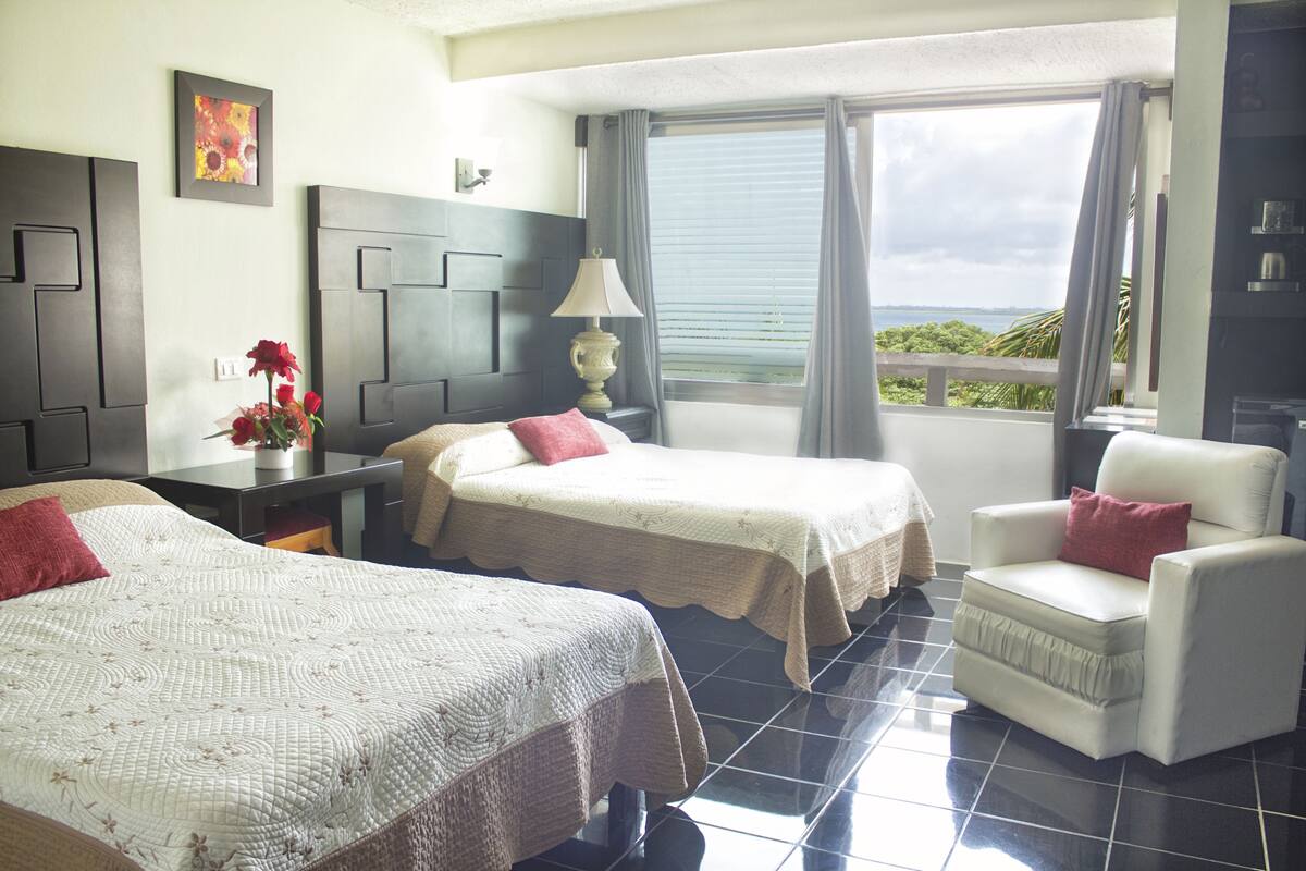 3704: Standard Double Room, 2 Double Beds, Lagoon View, Beachside | ميني بار وستائر تعتيم وتجهيزات عازلة للصوت وواي فاي مجانًا